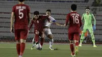 Bek Timnas Indonesia U-22, Andy Setyo, berebut bola dengan striker Vietnam U-22, Ha Duc Chinh, pada laga SEA Games 2019 di Stadion Rizal Memorial, Manila, Minggu (1/12). Indonesia kalah 1-2 dari Vietnam. (Bola.com/M Iqbal Ichsan)