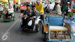 Peserta Muktamar NU menaiki Bentor (Becak Motor) dikawasan Alun - Alun Kota, Jombang, Jawa Timur, Rabu (5/8/2015). Becak motor menjadi Kendaraan pilihan para peserta Muktamar NU untuk keliling Kota Jombang. (Liputan6.com/JohanTallo)