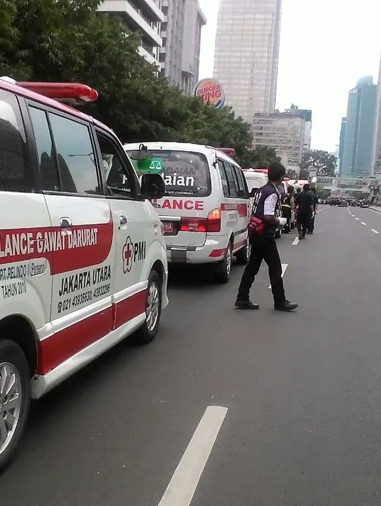 Ledakan bom terjadi di pos polisi Sarinah, Thamrin pada hari ini, Kamis, 14 Januari 2016. Mobil-mobil ambulans pun berdatangan untuk memberikan bantuan. (Fathan Rangkuti/Bintang.com)