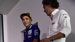 Pebalap Movistar Yamaha, Valentino Rossi, menggunakan tongkat menghadiri jumpa pers jelang GP Aragon di Alcaniz, Aragon, Kamis (21/9/2017). Rossi dinyatakan lolos tes medis untuk mengikuti balapan MotoGP Aragon. (AFP/Javier Soriano)
