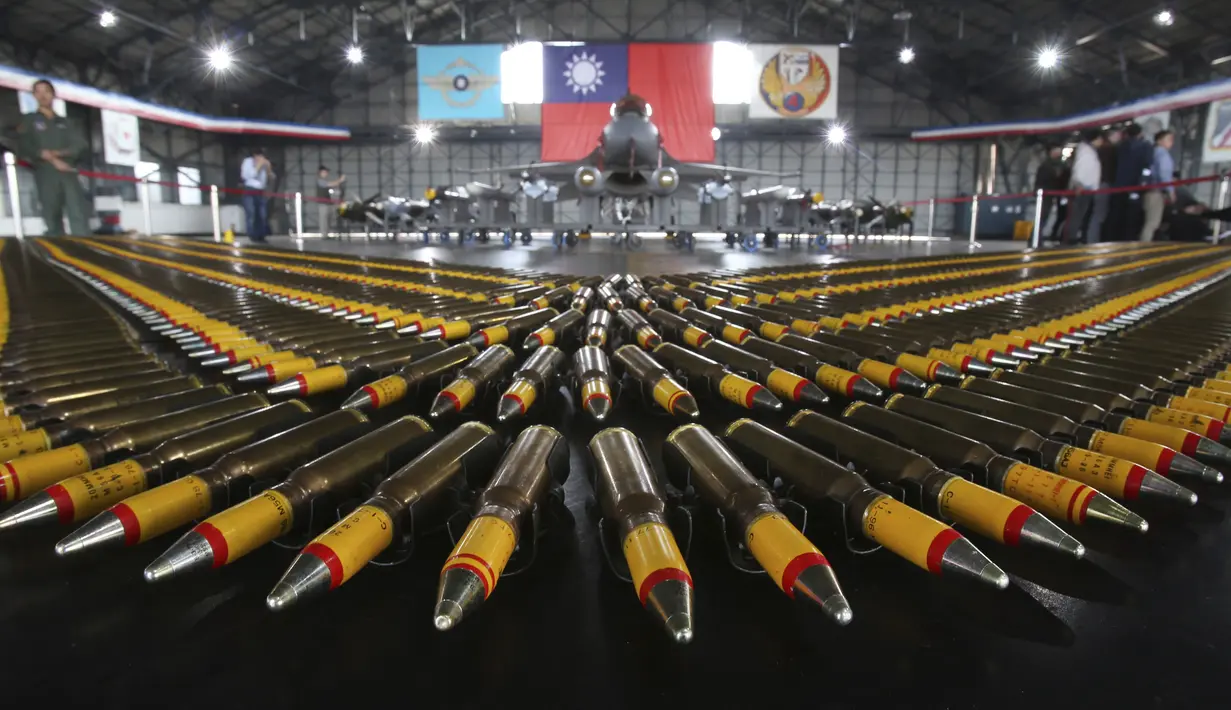 Peluru berbaris di depan pesawat tempur F-16V buatan Amerika Serikat saat latihan militer di Kabupaten Chiayi, Taiwan, Rabu (15/1/2020). Kementerian Pertahanan Taiwan menggelar latihan militer selama 2 hari untuk menunjukkan kemampuan mengamankan liburan Tahun Baru Imlek. (AP Photo/Chiang Ying-ying)