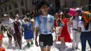 Seorang lulusan sekolah kedokteran mengenakan kostum Maradona saat parade kelulusan kelasnya di Rosario, Argentina, 17 November 2021. (AP Photo/Rodrigo Abd)