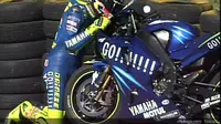 Valentino Rossi mencium motor Yamaha M1 seusai memenangi seri GP Afrika Selatan pada 2004. (MotoGP)