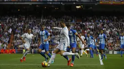 Aksi Cristiano Ronaldo saat melakukan tembakan ke gawang Malaga pada lanjutan La Liga Santander di Santiago Bernabeu stadium, Madrid, (25/11/2017). Madrid menang 3-2. (AP/Francisco Seco)
