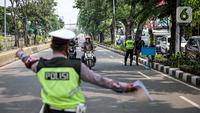 Polisi Lalu lintas memberhentikan pengendara sepeda motor saat Operasi Patuh Jaya 2020 di Jalan Letjen Suprapto, Jakarta, Kamis (23/7/2020). Ditlantas Polda Metro Jaya menggelar Operasi Patuh Jaya 2020 hingga 5 Agustus untuk menertibkan masyarakat dalam berlalu lintas. (Liputan6.com/Faizal Fanani)