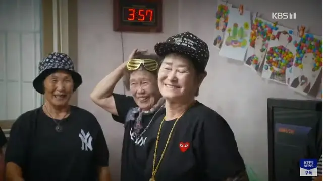 Nenek-Nenek Ini Buktikan Usia Hanya Angka, Buat Grup Rap dan Viral