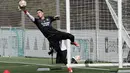 Andriy Lunin selalu berada di bawah bayang-bayang Thibaut Courtois di Real Madrid. Karena itu, Lunin kabarnya ingin meninggalkan Los Blancos pada musim panas ini. Pada musim lalu, Lunin sempat menjadi kiper utama Real Madrid setelah Thibaut Courtois dan Kepa Arrizabalaga cedera. (Thomas COEX / AFP)