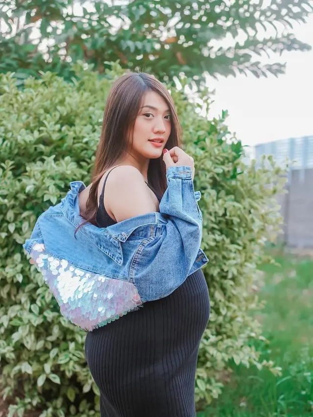 Belum Bocorkan Usia Kehamilan, Ini 6 Potret Anissa Aziza Pamer Baby Bump