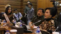 Sekretaris KEIN Putri K Wardhani berbicara dalam pembekalan finalis Putri Indonesia 2018 di Jakarta, Jumat (2/3). Pembekalan dimaksudkan para finalis memiliki kepekaan terhadap masalah ekonomi dan industri nasional. (Liputan6.com/Angga Yuniar)