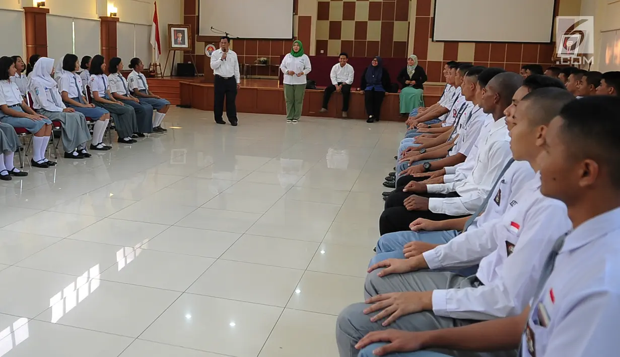 Peserta Diklat Paskibraka saat sesi pengenalan usai mengikuti upacara penerimaan peserta (Tantingan) di PPPON, Cibubur, Jakarta Timur, Selasa (25/7). Upacara tantingan merupakan tradisi di hari pertama diklat Paskibraka. (Liputan6.com/Yoppy Renato)