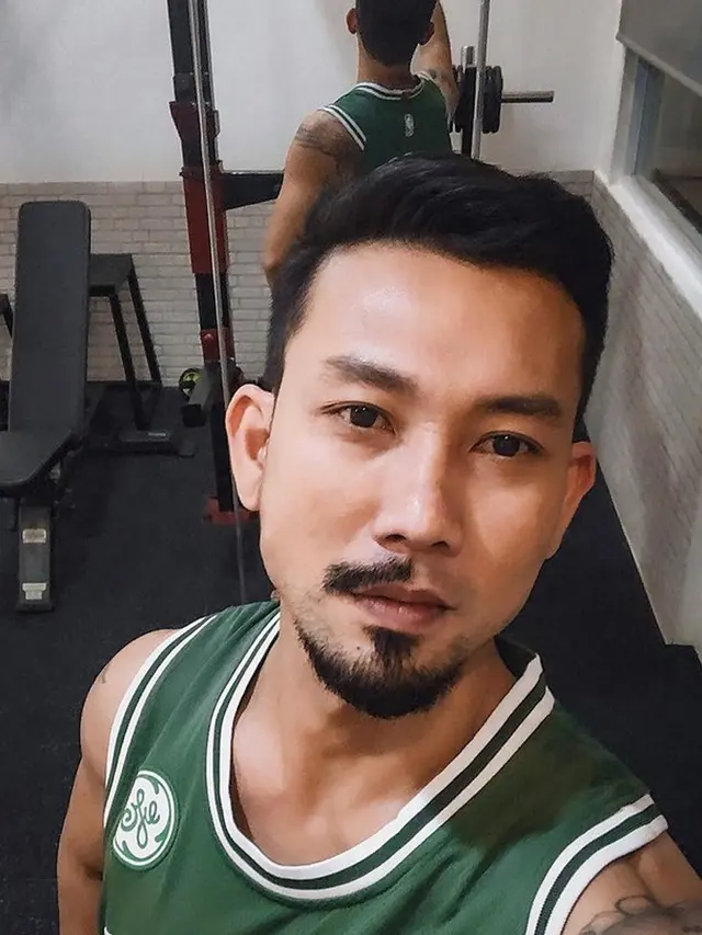 Denny Sumargo memotong sebelah kumisnya