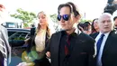Aktor Johnny Depp dan istri Amber Heard berjalan masuk ke Pengadilan Southport Magistrates, Gold Coast Australia, Senin (18/4/2016). Depp dan Amber Heard menghadapi sidang pengadilan atas impor ilegal anjing pasangan ke Australia. (REUTERS/Dave Hunt/AAP)