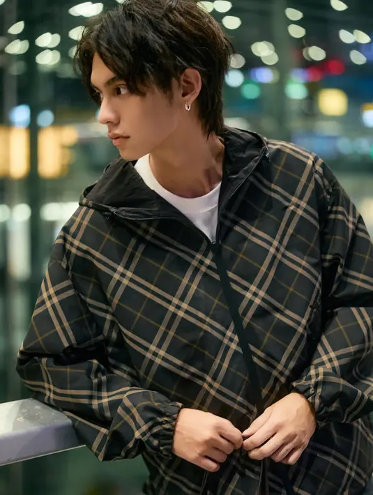 <p>Saat di bandara, Bright Vachirawit tampil head to toe mengenakan Burberry. Tampilannya charming dengan outfitnya yang dikenakan. [dok. Burberry]</p>