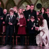 Dress maroon dipadukan legging hitam seperti yang dikenakan Princess Charlotte bisa jadi inspirasi busana untuk si kecil. [@princeandprincessofwales]