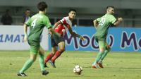 Bek Madura United, Fachrudin Aryanto, saat pertandingan melawan PS TNI pada laga Liga 1 Indonesia di Stadion Pakansari, Bogor, Senin (18/9/2017). Madura United menang 3-2 atas PS TNI. (Bola.com/M Iqbal Ichsan)