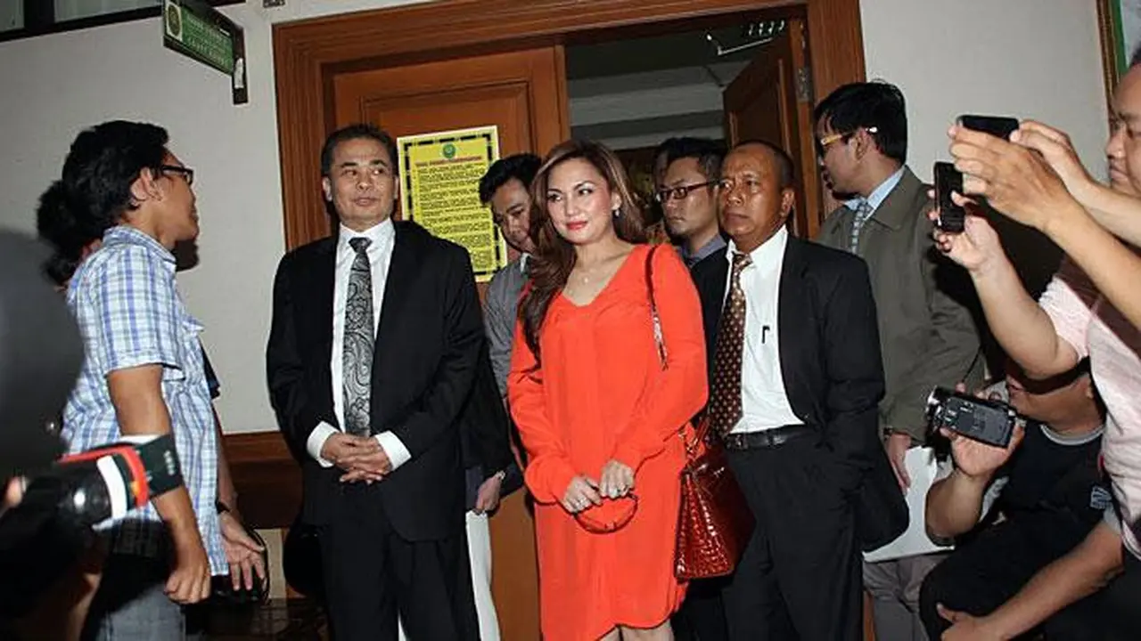 Indra Sahnun  Lubis saat membela Nia Daniati