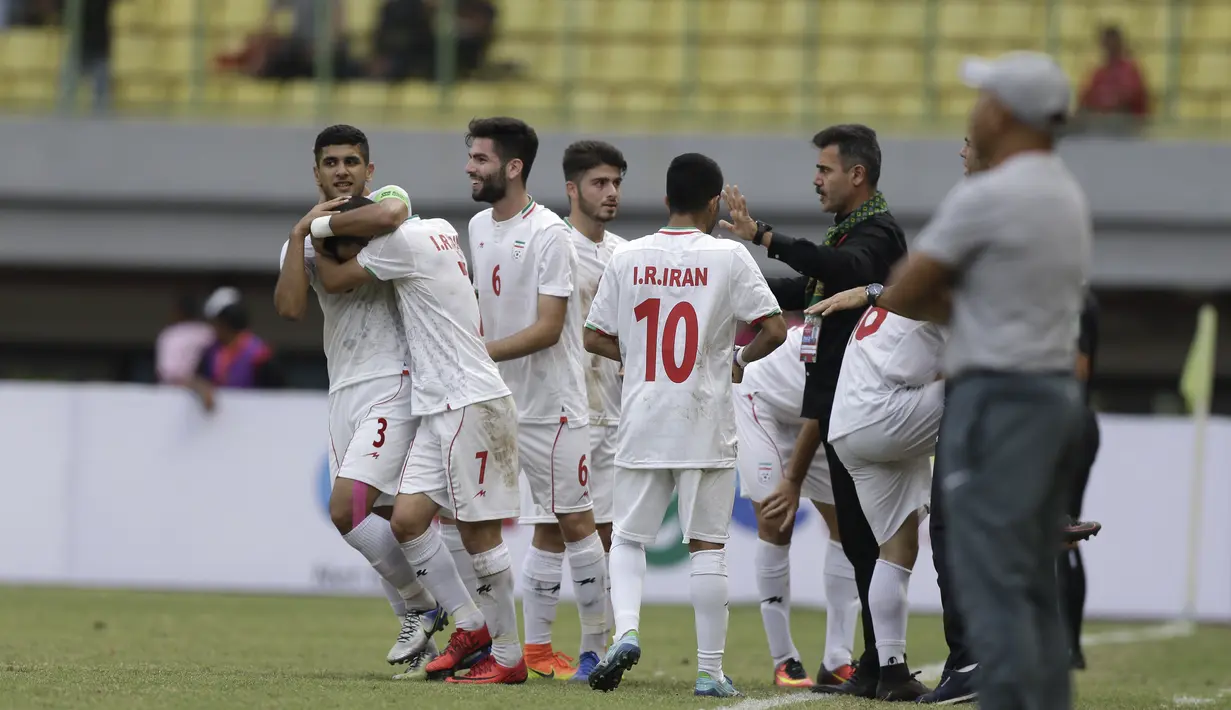 Pemain Timnas Iran U-19 merayakan gol yang dicetak Mahdi Hasmemnezhad ke gawang Timnas Indonesia U-19 pada laga uji coba di Stadion Patriot Chandrabhaga, Bekasi, Sabtu (7/9). Indonesia kalah 2-4 atas Iran. (Bola.com/Yoppy Renato)