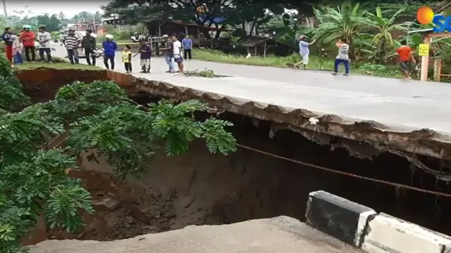 Jembatan Lintas Lingkar Cilegon Ambruk Diterjang Banjir