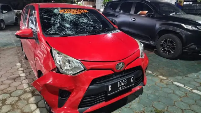 Mobil calya merah yang kebut-kebutan bahayakan petugas dan warga dirusak massa. (Foto: Istimewa/Arif Pratomo)