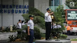 Menteri Perhubungan Budi Karya Sumadi saat menjadi Inspektur Upacara Gelar Pasukan, membuka Posko Angkutan Lebaran Terpadu 2017 di Kementerian Perhubungan, Jakarta, Kamis (15/6). (Liputan6.com/Johan Tallo)