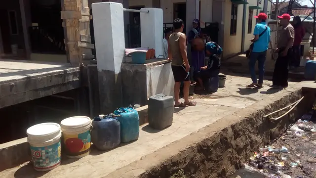 Beberapa jeriken air milik warga Kampung Bebedahan Pasir Garut nampak antri mendapatkan air bersih