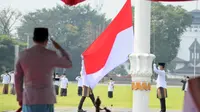 Gubernur Jawa Barat Ridwan Kamil menjadi pembina upacara peringatan hari santri tingkat Jabar di lapangan Gasibu Bandung, Jumat (22/10/2021). (Foto: Biro Adpim Jabar)