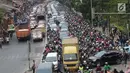 Kendaraan  terjebak kemacetan di sekitar kawasan Pejompongan akibat unjuk rasa mahasiswa di depan Gedung DPR, Jakarta, Selasa (24/9/2019). Demonstrasi mahasiswa dilakukan untuk menolak pengesahan berbagai RUU yang dianggap bermasalah. (Liputan6.com/Helmi Fithriansyah)