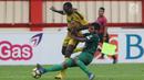Pemain Persebaya, Fandry Imbiri (kanan) berebut bola dengan penyerang Bhayangkara FC, Herman Dzumafo pada lanjutan Go-Jek Liga 1 Indonesia bersama Bukalapak di Lapangan PTIK, Jakarta, Rabu (11/7). Laga berakhir imbang. (Liputan6.com/Helmi Fthriansyah)