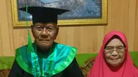 La Ode Muhammad Sidik bersama istrinya, kakek asal berusia 85 tahun asal Kota Baubau yang diwisuda, Sabtu (15/11/2019).(Liputan6.com/Ahmad Akbar Fua)