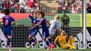 Yuki Ogimi (kiri) dan Mana Iwabuchi merayakan gol bunuh diri pemain Inggris. (AFP PHOTO/Geoff Robins)