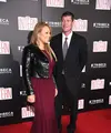 Bertunangan di bulan Januari 2016, Mariah Carey dan James Packer harus membatalkan rencana pernikahan mereka lantaran sudah putus. Meski sudah tak berstatus sepasang kekasih, Mariah masih mengenakan cincin tunangannya. (AFP/Bintang.com)