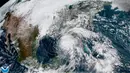 Citra satelit dari NOAA menunjukkan Hurricane Michael (tengah) mendekati daratan Amerika Serikat pada Selasa (9/10). Hantaman Badai Michael disebut sebagai salah satu yang paling dahsyat melanda wilayah barat laut negara bagian Florida, AS. (NOAA via AP)