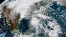 Citra satelit dari NOAA menunjukkan Hurricane Michael (tengah) mendekati daratan Amerika Serikat pada Selasa (9/10). Hantaman Badai Michael disebut sebagai salah satu yang paling dahsyat melanda wilayah barat laut negara bagian Florida, AS. (NOAA via AP)