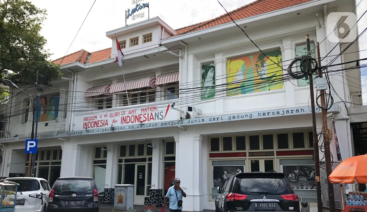 Suasana Galeri Foto Jurnalistik Antara (GFJA) di Jalan Antara, Pasar Baru, Jakarta Pusat, Senin (9/3/2020). Gedung bersejarah yang menjadi pemancar kemerdekaan Indonesia pada 17 Agustus 1945 tersebut menjadi polemik di bawah manajemen baru. (Liputan6.com/Immanuel Antonius)