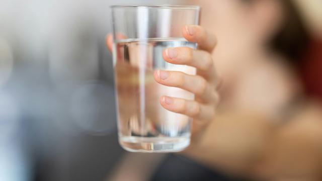 Ilustrasi minum air yang cukup