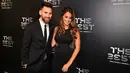 Bintang Argentina, Lionel Messi dan istrinya, Antonella Roccuzzo berpose setibanya di The Best FIFA Football Awards, London, Senin (23/10). Sejumlah penghargaan diberikan FIFA kepada para pelaku penting di dalam dan luar lapangan hijau. (Glyn KIRK/AFP)