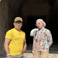 Sementara itu, sang ayah Ridwan Kamil tampil dengan atasan kaos kuning dipadukan celana coklat serasi dengan topi capnya. [@camilliazr]