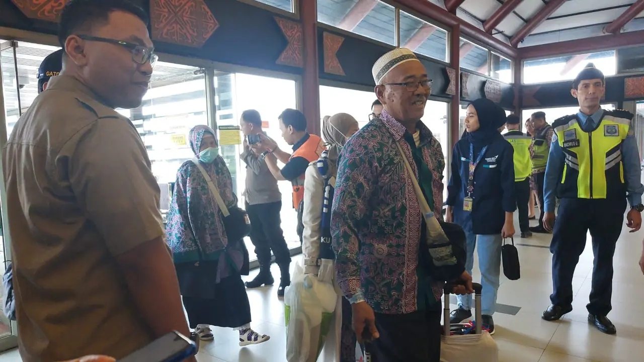 Jemaah Haji Indonesia Kloter Pertama tiba di tanah air pada Selasa (4/7/2023).