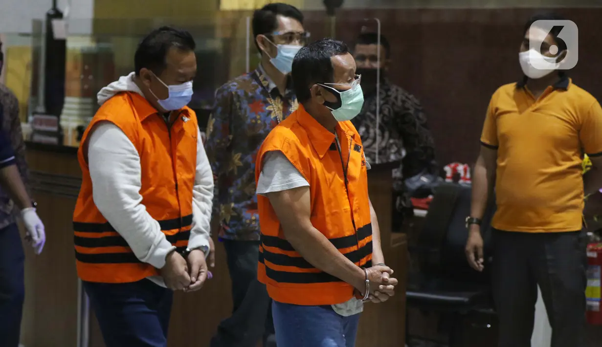 Petugas KPK membawa sejumlah orang yang diamankan dalam operasi tangkap tangan (OTT) Bupati Banggai Laut Wenny Bukamo di gedung KPK, Jakarta, Jumat (4/12/2020). KPK melakukan OTT di Kabupaten Banggai Laut dan Kabupaten Luwuk, Sulawesi Tengah pada Kamis (3/12), (Liputan6.com/Helmi Fithriansyah)