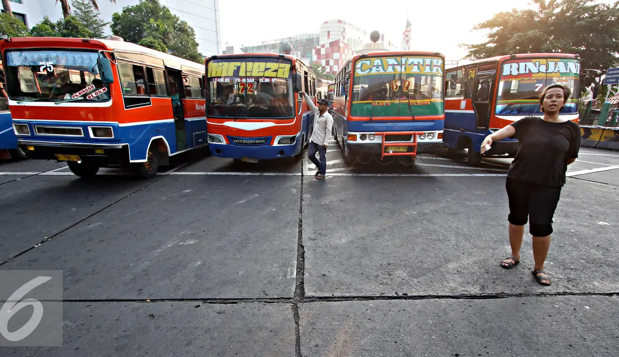 Kernet saat mencari penumpang di Terminal Blok M, Jakarta Selatan, Kamis (15/10/2015). Dishub Transportasi DKI Jakarta menyatakan bahwa kendaraan umum di ibu kota yang layak jalan hanya sekitar 13 persen. (Liputan6.com/Immanuel Antonius)