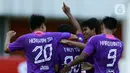 Pemain Persita Tangerang merayakan gol yang dicetak oleh Taufik Febriyanto ke gawang Bali United pada laga Piala Menpora 2021 di Stadion Maguwoharjo, Sleman, Jumat (2/4/2021). Laga berakhir imbang 1-1. (Bola.com/M Iqbal Ichsan)