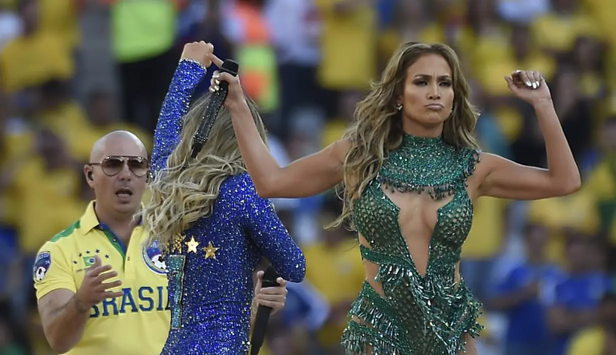 Penyanyi asal Amerika Serikat itu juga melakukan gerakan tarian salsa di tengah Corinthians Arena untuk memeriahkan acara, Brasil, Kamis (12/6/14). (AFP PHOTO/Odd Andersen)