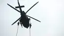Personel TNI turun dari helikopter dalam Latihan Penanggulangan Terorisme Satuan Gultor TNI di kawasan Gelora Bung Karno, Senayan, Jakarta Pusat, Rabu (1/8). Latihan itu sebagai persiapan pengamanan ajang Asian Games 2018. (Merdeka.com/Imam Buhori)