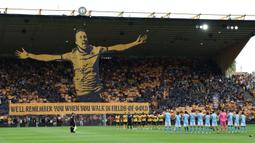 Suporter Wolverhampton membentangkan tifo dan membuat koreografi saat melakukan penghormatan untuk mendiang Diogo Jota sebelum laga Liga Inggris 2025/2026 melawan Manchester City di Molineux Stadium, Wolverhampton, Inggris, Sabtu (16/08/2025). (AFP/Darren Staples)