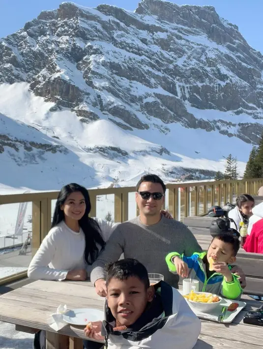 <p>Pada liburan kali ini, pasangan ini memutuskan hanya bersama dua anaknya, Arjuna Zayan Sugiono dan Kai Attar Sugiono. Pasangan ini juga mengunjungi tempat wisata populer di Swiss yakni Mount Titlis. [Instagram/titi_kamall]</p>