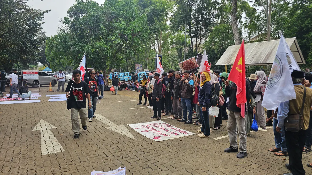 Mahasiswa berkumpul di UI untuk demonstrasi menuju Bundaran HI. (Liputan6.com/Dicky Agung Prihanto)