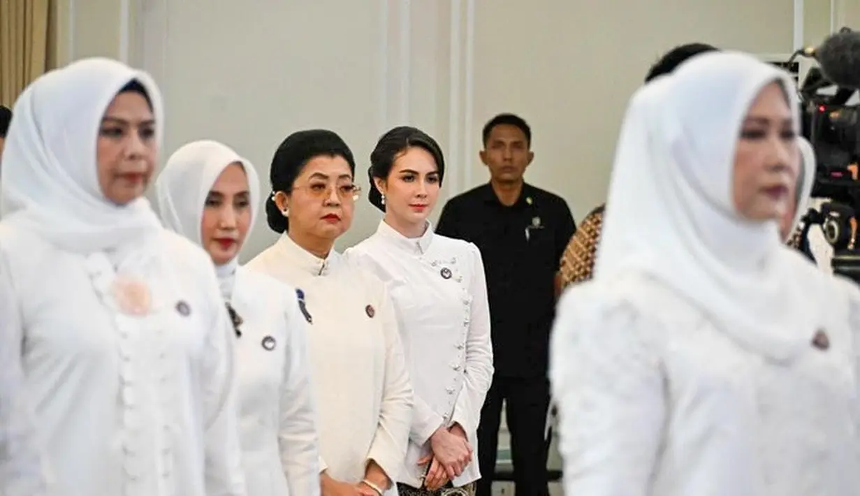Tak terlihat mengenakan barand branded, Arumi Bachsin kenakan kebaya janggan putih dengan pin [@arumibachsin_94]