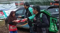Relawan yang terdiri dari mitra pengemudi Grab membagikan makanan siap saji kepada korban Gempa Cianjur di Jawa Barat. (Liputan6.com)
