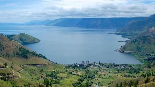 Pesona Danau Toba telah membuat investor Singapura terpikat, investor melihat lahan Otorita dan Bandara Sibisa dapat saling melengkapi.