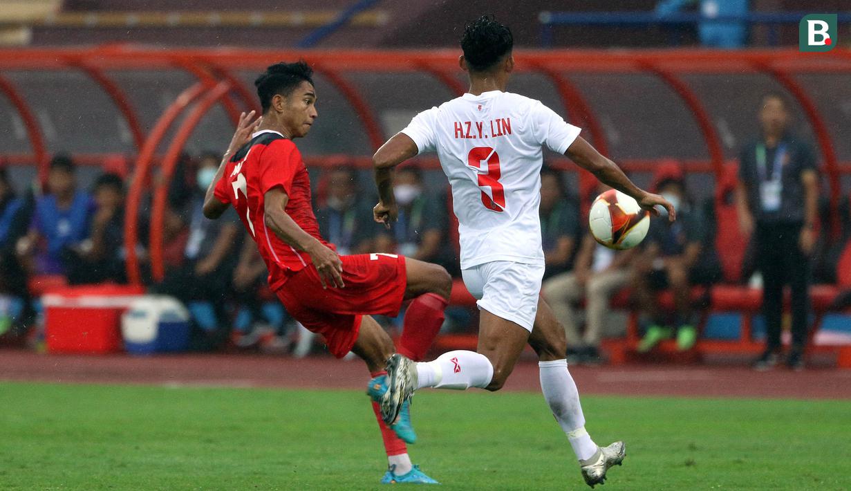 Di masa injury time babak pertama, Marselino Ferdinan berhasil mencetak gol ketiga lewat sebuah tendangan voli dalam situasi kemelut di muka gawang Myanmar. (Bola.com/Ikhwan Yanuar)